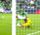 ¿Reflejos o fortuna?: la tremenda atajada de Bravo en la goleada de Betis