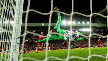 Llorente marca el 2-2 ante el Liverpool en 2020.