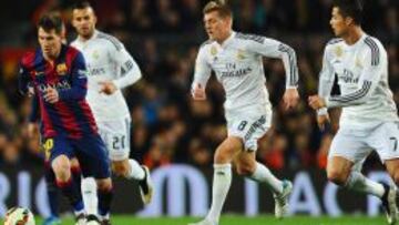 Los futbolistas del Madrid notaron la acumulación de minutos en la segunda mitad del Clásico. En la imagen, Jesé, Kroos y Cristiano corren detrás de Messi.