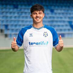 Teto enseña la primera equipación del Tenerife