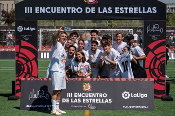 Foto de familia del equipo del cantante Antonio José, de la tiktoker Carla Gabian, de los exfutbolistas Guti y Claudio Javier 'Piojo' López entre otros participantes en la tercera edición del Encuentro de las Estrellas.
