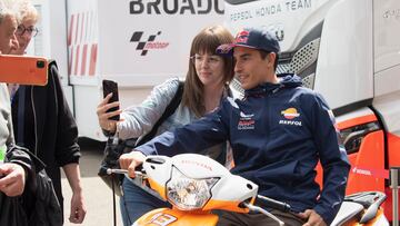 Márquez atiende a una fan en el paddock de Le Mans.