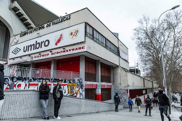 Ni la lluvia apagó el fuego interno de la indignación que recorría las calles de Vallecas. En La Albufera nadie cantaba goles ni animaba a su Rayo como era esperado.