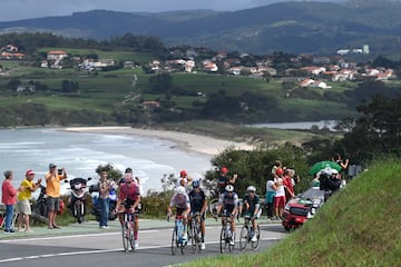 Julius Van Den Berg y Joel Nicolau entre los escapados durante la etapa 16, de 120,1 km entre Liencres y Bejes.