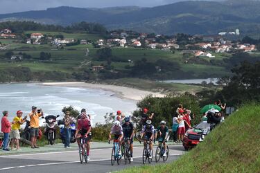 Julius Van Den Berg y Joel Nicolau entre los escapados durante la etapa 16, de 120,1 km entre Liencres y Bejes.