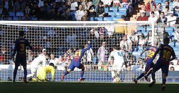 Aleix Vidal scores the last goal of the game after a good pass by Messi.