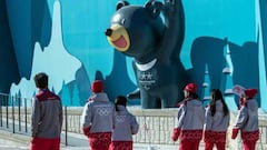 Imagen de varios deportistas paseando por la Villa Ol&iacute;mpica de los Juegos Ol&iacute;mpicos de Invierno 2018 de Pyenongchang, Corea del Sur.