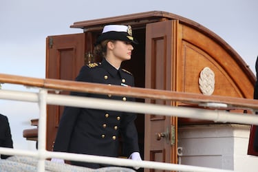 La Princesa Leonor durante el embarque en el buque escuela 'Juan Sebastián de Elcano'.