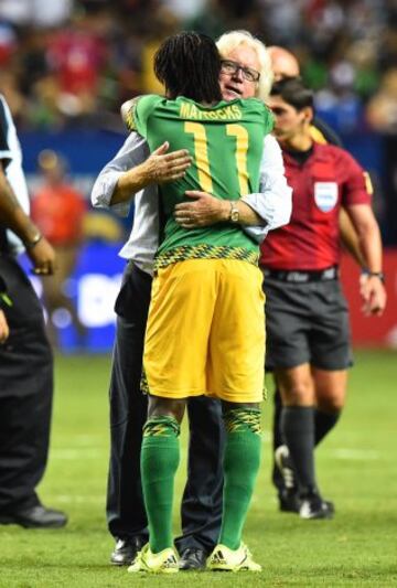 El técnico alemán de Jamaica Winfried Schäfer abrazando a Darren Mattocks, autor del primer gol ante Estados Unidos.