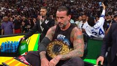CM Punk se apodera del Campeonato Mundial Pesado luego de atacar a Drew McIntyre.