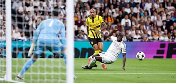 0-2. Donyell Malen encara a Ferland Mendy, se zafa del defensa blanco y coloca el balón al segundo palo, en donde llega libre de marca Jamie Bynoe-Gittens para marcar a placer el segundo tanto.