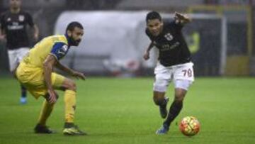 Carlos Bacca hace el pase gol de la victoria del Milan ante Chievo.