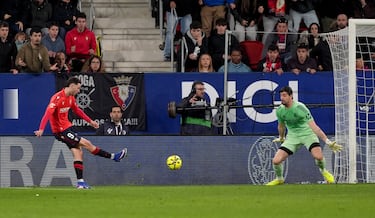 En el minuto 91 y tras segundos de suspense, Quintero González recibe el OK del VAR para dar validez al tanto que le dio la victoria a Osasuna. Filtró Raúl Moro para Raúl García, que rompió a Asencio con un amago y clavando después el disparo en la escuadra del palo largo.