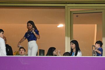 Antonella Roccuzzo, pareja sentimental de Lionel Messi, vivió el duelo de Argentina frente a Países Bajos desde el palco del Lusail Iconic Stadium. Celebró y sufrió como todos los albicelestes.