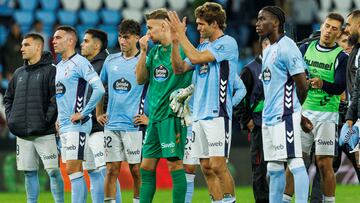 Los jugadores del Celta saludan a su afición a la conclusión del partido contra el Atlético de Madrid en Balaídos.
