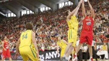 <b>LOS GASOL DOMINARON LA PINTURA. </b>Marc se levanta para anotar dos de sus 14 puntos ante la mirada de su hermano Pau, que se fue hasta los 17 tantos.