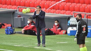 Javier Calleja, míster del Alavés, en San Mamés.