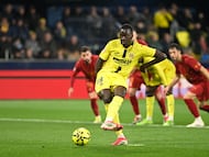VILLARREAL (CASTELLÓN), 22/02/2026.- El delantero del Villarreal Pape Gueye lanza un penalti durante el encuentro correspondiente a la jornada 25 de Laliga EA Sports que disputan Villarreal CF y Valencia CF este domingo en el estadio de La Cerámica de Villarreal. EFE/ Andreu Esteban