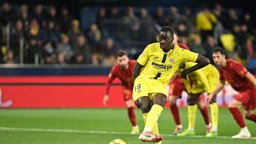 VILLARREAL (CASTELLÓN), 22/02/2026.- El delantero del Villarreal Pape Gueye lanza un penalti durante el encuentro correspondiente a la jornada 25 de Laliga EA Sports que disputan Villarreal CF y Valencia CF este domingo en el estadio de La Cerámica de Villarreal. EFE/ Andreu Esteban