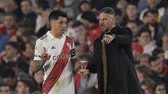 River Plate's coach Martin Demichelis (R) gives instructions to midfielder Enzo Perez during the Argentine Professional Football League match against Colon at the Monumental stadium in Buenos Aires, on July 5, 2023. (Photo by JUAN MABROMATA / AFP)