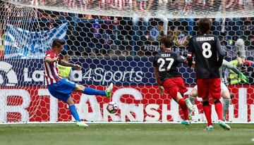 Fernando Torres scores! 1-0. Min.7