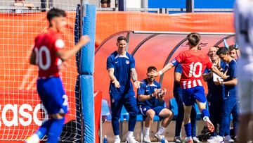 Fernando Torres celebra el gol de Javi Alonso al Sanse.