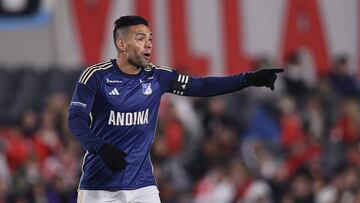 AME783. BUENOS AIRES (ARGENTINA), 09/07/2024.- Radamel Falcao García de Millonarios reacciona este martes, durante un partido amistoso entre Millonarios y River Plate, en el estadio Mâs Monumental, en Buenos Aires (Argentina). EFE/ Str