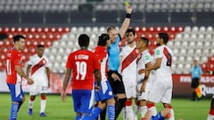 AME084. ASUNCI&Oacute;N (PARAGUAY), 08/10/2020.- El &aacute;rbitro del partido saca tarjeta amarilla a Carlos Zambrano de Per&uacute; hoy, durante un partido de eliminatorias sudamericanas del Mundial de Catar 2022, en el estadio Defensores del Chaco de Asunci&oacute;n (Paraguay). EFE/ Nathalia Aguilar