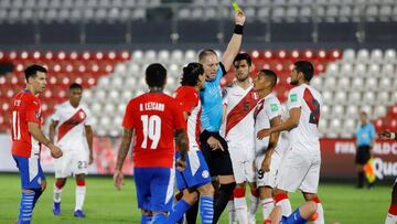 AME084. ASUNCI&Oacute;N (PARAGUAY), 08/10/2020.- El &aacute;rbitro del partido saca tarjeta amarilla a Carlos Zambrano de Per&uacute; hoy, durante un partido de eliminatorias sudamericanas del Mundial de Catar 2022, en el estadio Defensores del Chaco de Asunci&oacute;n (Paraguay). EFE/ Nathalia Aguilar