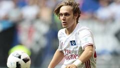 El futbolista croata Alen Halilovic juega el bal&oacute;n durante un partido del Hamburgo.