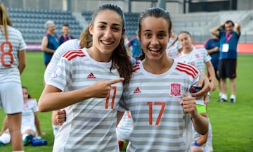 Olga Carmona, ahora jugadora del Real Madrid, y Rosa Márquez, del Betis, con la Selección española Sub-19 en el verano de 2018.