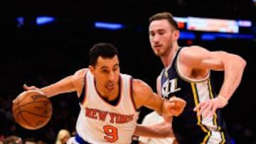 Pablo Prigioni defendido por Gordon Hayward. 