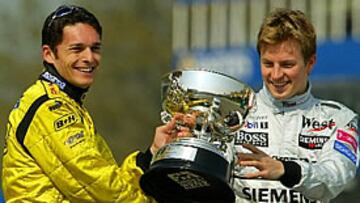 <B>CAMBIO DE TORNAS</B>. Fisichella recibe de manos de Raikkonen el trofeo.