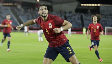 Alegría de Rafa Mir después de anotar el cuarto para España 