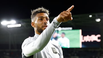 El delantero gabonés, Denis Bouanga señala a la afición después de la goleada de 4-0 del LAFC ante Seattle Sounders.