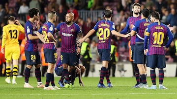 Los jugadores del Barcelona, tras el partido contra el Betis.