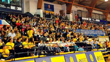 Imagen de las gradas del Centro Insular de Deportes durante un partido de voleibol.