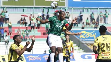 AME791. SAN PEDRO DE SULA (HONDURAS), 19/04/2025.- Juan Anangonó (c) de Marathón disputan un balón con Hilder Colón (i) y Felix Crisanto de Génesis este sábado, en un partido por el campeonato de Liga de Honduras entre Marathón y Génesis en el estadio Yankel Rosenthal de San Pedro Sula (Honduras). EFE/ José Valle