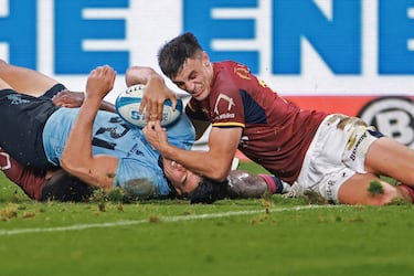 Frenar en seco un cuerpo cercano a los 100 kilos no es tarea fácil, y si fracasar supone un ensayo en contra, el fin justifica casi cualquier medio. Por eso la última línea de defensa en el rugby, representada aquí por Taine Robinson, de los Highlanders del Super Rugby, ante Joseph-Aukuso Suaalii, de los Waratahs, produce imágenes tan aparatosas como esta.