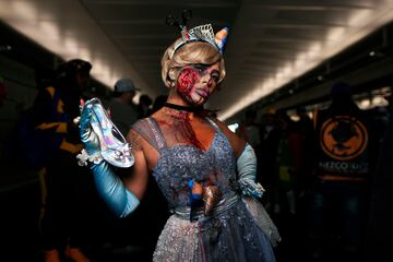 Una asistente vestida de Cenicienta aterradora posa durante la Comic Con de Nueva York en el Centro de Convenciones Jacob K. Javits.
