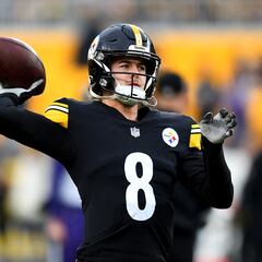 Kenny Pickett cambia de casco tras segunda conmoción cerebral