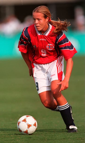 En la fase de grupos de la EURO de 1997, la selección noruega ganó por 0-5 a Dinamarca, siendo la primera vez que una selección llegaba a esta cifra de goles. Marianne Pettersen, que por aquel entonces tenía 22 años, marcó un póker de goles, siendo la única jugadora en la historia de la Eurocopa que ha marcado esta cantidad en un partido de la fase final de la Eurocopa. La goleada la completó Heidi Støre. Un dato curioso es que, tanto en este partido, como en los otros dos con este resultado, la selección ganadora era la anfitriona del torneo. La imagen no se corresponde con el partido.