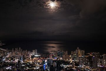 La luna sobre la ciudad de Panam¨¢, capital moderna situada junto al oc¨¦ano Pac¨ªfico y al canal artificial del mismo nombre.