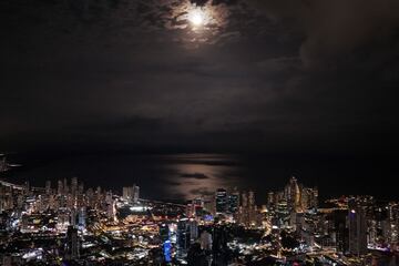 La luna sobre la ciudad de Panamá, capital moderna situada junto al océano Pacífico y al canal artificial del mismo nombre.