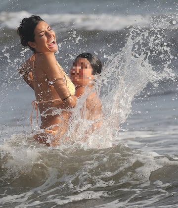 El italiano está disfrutando de sus días libres en la playa con su ex mujer y el hijo de ambos, Falco Nathan.