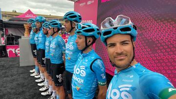 Diego Pablo Sevilla toma un selfie durante una presentación de equipos del Giro.