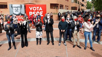 GRAF1185. MADRID (ESPAÑA), 24/04/2021.- El candidato socialista a las elecciones de la Comunidad de Madrid, Ángel Gabilondo (c), junto a la portavoz del PSOE en el Congreso, Adriana Lastra (3-i); la ministra de Industria, Comercio y Turismo, Reyes Maroto (d); el ministro de Interior, Fernando Grande-Marlaska (2-d); la número dos de su candidatura, Hana Jalloul (2-i), y el presentador Jorge Javier Vázquez (3-d), durante un acto celebrado este sábado en el distrito de Puente de Vallecas. EFE/Chema Moya