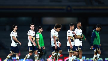 Soccer Football - Liga MX - Pumas UNAM v Atletico San Luis - Estadio Olimpico Universitario, Mexico City, Mexico - October 22, 2025 Pumas UNAM players look dejected after the match REUTERS/Eloisa Sanchez