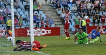 El delantero del Atlético de Madrid Diego Costa , se golpea la pierna con el poste tras marcar el segundo gol ante el Getafe