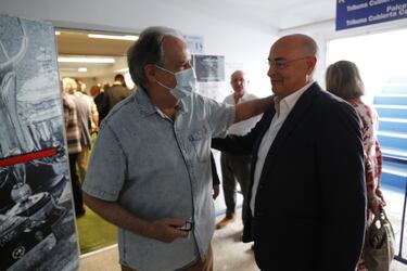 Óscar Fle, presidente de la Real Federación Aragonesa de Fútbol, saluda a Paco Checa, secretario general del Real Zaragoza entre 1987 y 2021.